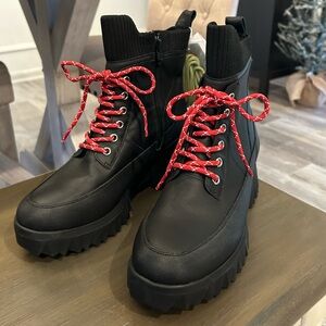 Nurture Whitney Water Resist black Leather
Lace-Up Lug Sole Platform Boots NWOB